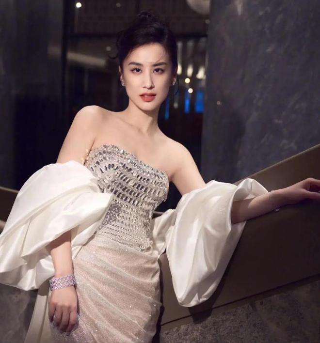 位明星的经历就明白有时候记者挨得不冤龙8国际点此进入朱婷不是个例看了这四(图3)