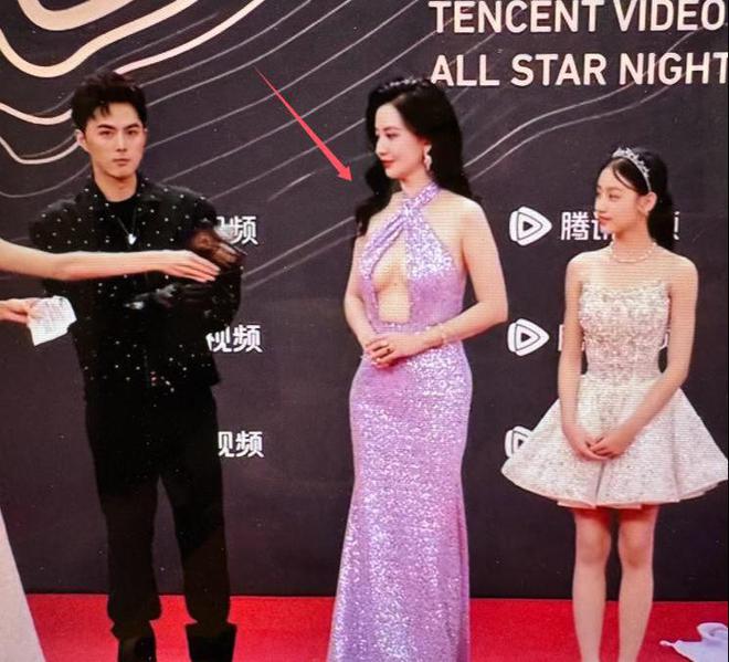 唐嫣高定黑裙却被压轴的赵丽颖抢镜龙8囯际澳门这天：张萌开胸礼服(图3)
