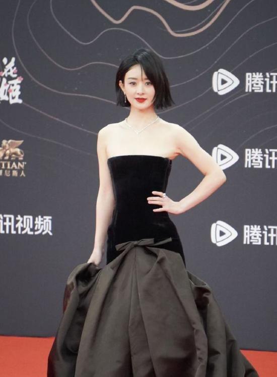 唐嫣高定黑裙却被压轴的赵丽颖抢镜龙8囯际澳门这天：张萌开胸礼服(图5)
