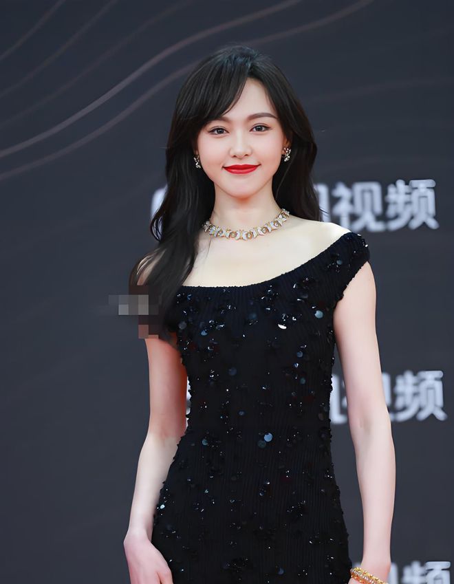 唐嫣高定黑裙却被压轴的赵丽颖抢镜龙8囯际澳门这天：张萌开胸礼服(图7)