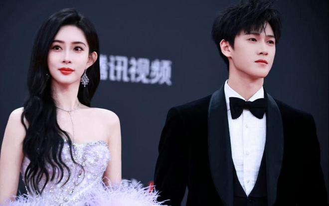 唐嫣高定黑裙却被压轴的赵丽颖抢镜龙8囯际澳门这天：张萌开胸礼服(图25)